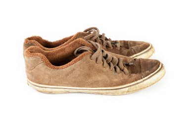 Beyaz arka planda eski püskü kirli ayakkabılar. Eskimiş ayakkabılar. Günlük kıyafet..