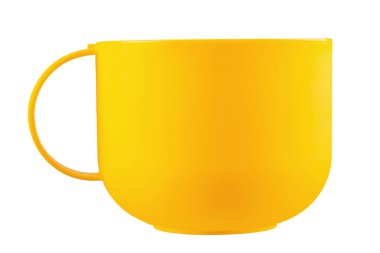 Boş sarı bardak beyaz arka planda izole edilmiş. Plastik bardak. Dosya kırpma yolu içeriyor.