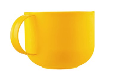 Boş sarı bardak beyaz arka planda izole edilmiş. Plastik bardak. Dosya kırpma yolu içeriyor.