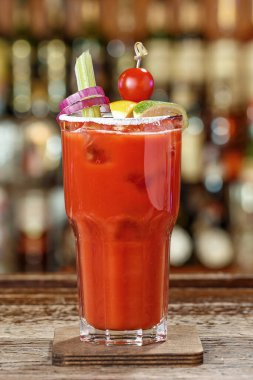 Menü için Bloody Mary kokteyli, yemek tarifi için yer. Domates suyu ve votkaya dayanarak iç..