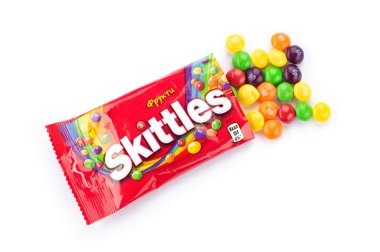 Kiev, Ukrayna... 30 Eylül 2022: Wm tarafından üretilen Skittles şekerlemelerine yakın çekim. Wrigley Jr. Şirketi beyaz arka planda izole edilmiş. Renkli şekerlemeler. Dosya kırpma yolu içeriyor.