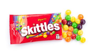 Kiev, Ukrayna... 30 Eylül 2022: Wm tarafından üretilen Skittles şekerlemelerine yakın çekim. Wrigley Jr. Şirketi beyaz arka planda izole edilmiş. Renkli şekerlemeler. Dosya kırpma yolu içeriyor.