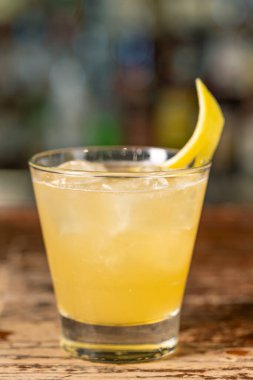 Barda penisilin kokteyli var. Bulanık arkaplan. Tazeleyici içecek, yan görüş, yakın görüntü..