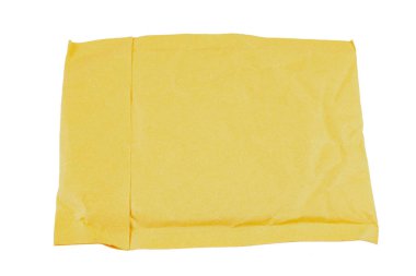 Beyaz arka planda izole edilmiş paketleme paketleri için sarı posta çantası. Mesaj için yer var. Dosya kırpma yolu içeriyor.