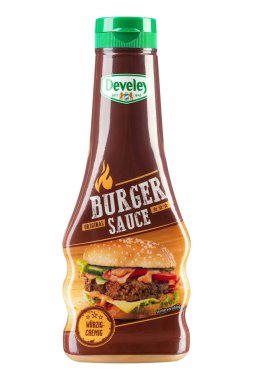 Ukrayna, Kiev 5 Ekim 2022: Develey Burger Sosu - 250 ml biftek sosu, beyaz arka planda izole edilmiş. Dosya kırpma yolu içeriyor.