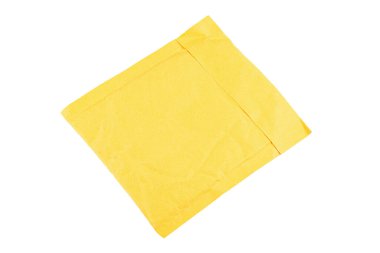Beyaz arka planda izole edilmiş paketleme paketleri için sarı posta çantası. Mesaj için yer var. Dosya kırpma yolu içeriyor.