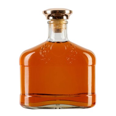Beyaz arka planda koyu alkollü viski ya da konyak dolu bir şişe. Dosya kırpma yolu içeriyor.