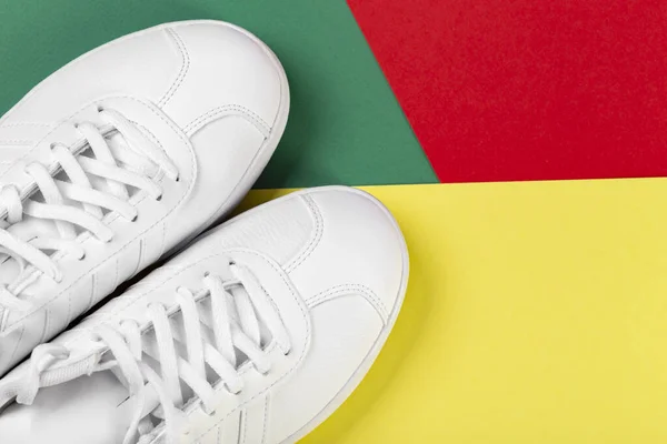 Spor Ayakkabılar Renkli Arka Planda Bir Çift Beyaz Spor Ayakkabı — Stok fotoğraf