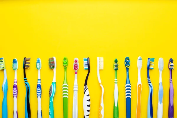 Зубні Щітки Жовтому Тлі Концепція Вибору Зубної Щітки Догляд Порожниною — стокове фото