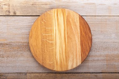 Ahşap arka planda mutfak tahtalarını doğramak. En üstteki düz yerde. Metin için boşluk.