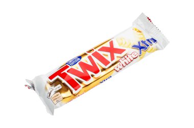 Ukrayna, Kyiv - 03 Ekim 2021: Beyaz arka planda izole edilmiş Twix kurabiyeleri. Twix çubukları Mars Anonim Şirketi tarafından üretilir. Twix adı 1991 'den beri kullanılmaktadır. Dosya kırpma yolu içeriyor.