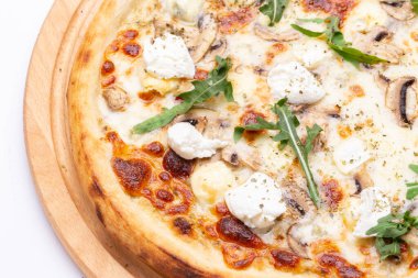 Şampiyon, peynir ve roka ile nefis İtalyan pizzası. Yüksek çözünürlük.
