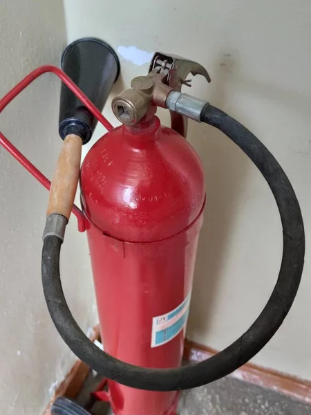 Extintor Incêndio Está Localizado Chão Canto Sala Corredor Item Combate — Fotografia de Stock