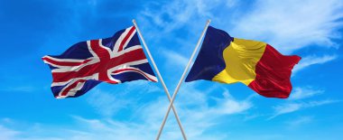 Büyük Britanya ve Romanya 'nın bayrakları rüzgarda dalgalanır bayrak direkleri gökyüzüne karşı güneşli bir günde bulutlarla. İki ülke arasındaki ilişkiyi, diyaloğu sembolize ediyor. 3d illüstrasyon,