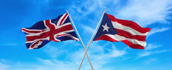 Bandeiras Grã Bretanha Porto Rico Acenando Vento Flagelos Contra Céu — Fotografia de Stock