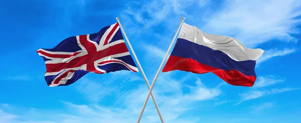 러시아의 국기가 위에서 구름으로 하늘을 바람에 흔들리고 관계를 상징하고 나라간의 — 스톡 사진