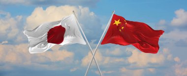 Japonya ve Çin bayrakları rüzgarda dalgalanır bayrak direkleri üzerinde güneşli bir günde bulutlarla gökyüzüne karşı. İki ülke arasındaki ilişkiyi, diyaloğu sembolize ediyor. 3d illüstrasyon,