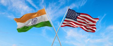 Güneşli bir günde ABD ve Hindistan 'ın bayrak direkleri gökyüzüne doğru dalgalanan bayrak direkleri. İki ülke arasındaki ilişkiyi, diyaloğu sembolize ediyor. 3d illüstrasyon,