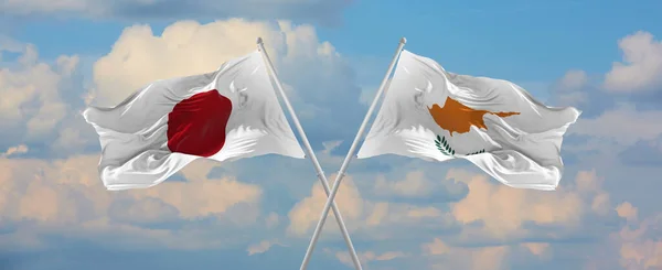Bandeiras Japão Chipre Acenando Vento Mastins Contra Céu Com Nuvens — Fotografia de Stock