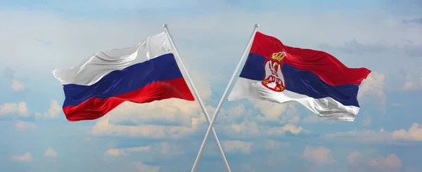 Прапори Росії Сербії Розмахують Вітром Флагштоках Проти Неба Хмарами Сонячний — стокове фото