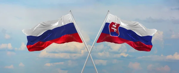 Vlaggen Van Rusland Slowakije Zwaaien Wind Vlaggenmasten Tegen Hemel Met — Stockfoto
