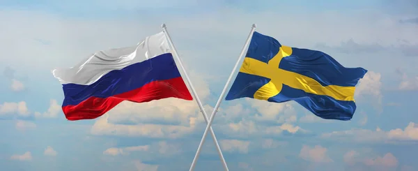 Vlajky Ruska Švédska Vlnící Větru Vlajkových Stožárech Proti Obloze Mraky — Stock fotografie