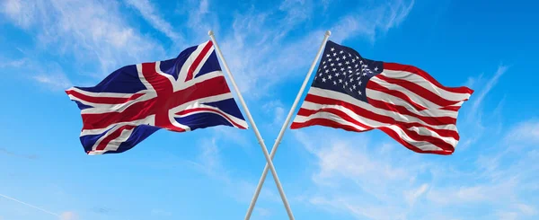 Bandeiras Eua Grã Bretanha Acenando Vento Mastins Bandeira Contra Céu — Fotografia de Stock