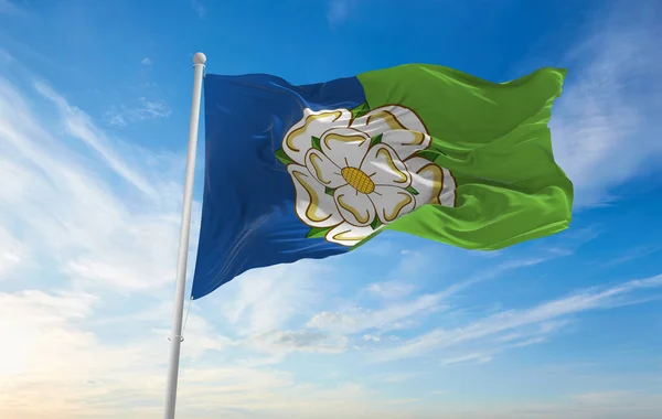 Флаг Графства Ист Райдинг Йоркшир Великобритания Облачном Фоне Неба Закате — стоковое фото