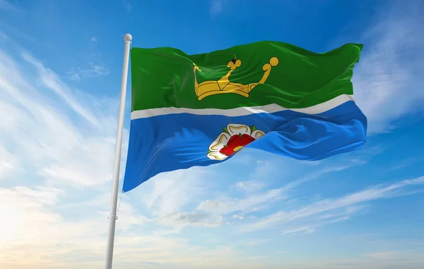 Vlajka Hrabství Hampshire Zelená Modrá Velká Británie Oblačném Pozadí Oblohy — Stock fotografie