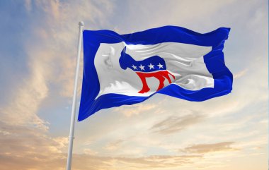 Minsk, Belarus - Mayıs 2021: Amerikan Demokrat Partisi, ABD bayrağı günbatımında gökyüzüne bakıyor, panoramik manzara. Geniş afiş afiş için boşluk kopyala. 3d illüstrasyon.,