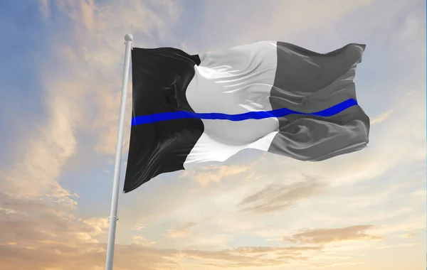 Cienka Niebieska Linia Flaga Francji Machająca Zachmurzonym Tle Nieba Zachodzie — Zdjęcie stockowe