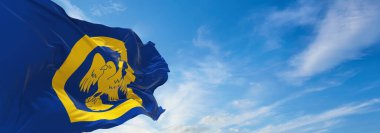 Gün batımında bulutlu arka planda Kanat Köyü bayrağı. panoramik manzara. Büyük Britanya Birleşik Krallığı, İngiltere. Geniş afiş afiş için boşluk kopyala. 3d illüstrasyon