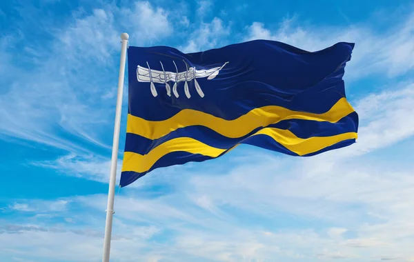 Vlajka Annes Mořském Městě Oblačném Pozadí Oblohy Při Západu Slunce — Stock fotografie