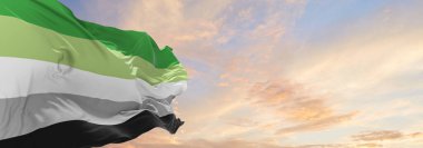 Bulutlu gökyüzünde rüzgarda sallanan romantik bir gurur bayrağı. Özgürlük ve aşk kavramı. Gurur ayı. Eylemcilik, toplum ve özgürlük kavramı. Uzayı kopyala 3d illüstrasyon,