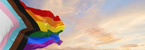 Bulutlu gökyüzünde rüzgarda dalgalanan LGBTQ gökkuşağı bayrağı. Gurur ayı. Eylemcilik, toplum ve özgürlük kavramı. Uzayı kopyala 3d illüstrasyon.