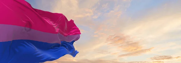 Bisexuell Pride Flagga Viftar Vinden Molnig Himmel Frihet Och Kärlek — Stockfoto