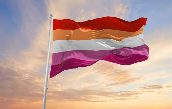 Lesbijska Flaga Dumy Machająca Wietrze Zachmurzonym Niebie Wolność Miłość Duma — Zdjęcie stockowe
