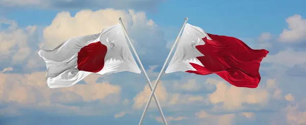 Vlajky Japonska Bahrajnu Vlnící Větru Vlajkových Stožárech Proti Obloze Mraky — Stock fotografie