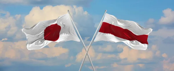 Japonya Belarus Bayrakları Rüzgarda Dalgalanır Bayrak Direkleri Gökyüzüne Karşı Güneşli — Stok fotoğraf
