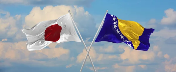 日当たりの良い日には 日本とボスニア ヘルツェゴビナの国旗が空に向かって旗竿で風になびく 関係を象徴し 両国間の対話 3Dイラスト — ストック写真