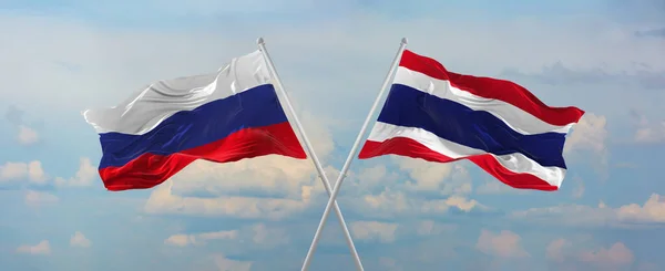 Флаги России Таиланда Машущие Ветру Флагштоках Против Неба Облаками Солнечный — стоковое фото