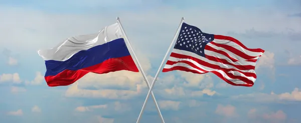 Vlaggen Van Rusland Verenigde Staten Van Amerika Zwaaien Wind Vlaggenmasten — Stockfoto