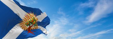 İskoçya Kilisesi bayrağı, bulutlu gökyüzü arka planında, günbatımında, panoramik manzara. Büyük Britanya Birleşik Krallığı, İngiltere. Geniş afiş afiş için boşluk kopyala. 3d illüstrasyon