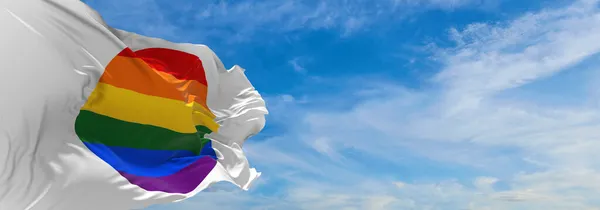 Lgbt Pride Bayrağı Japonya Bulutlu Gökyüzünde Rüzgarda Sallanıyor Özgürlük Aşk — Stok fotoğraf
