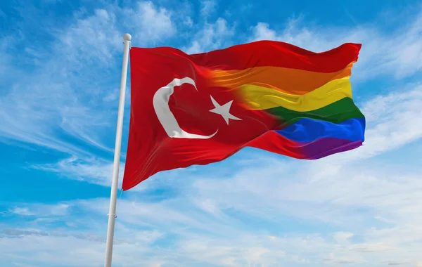 土耳其国旗在多云的天空中迎风飘扬 自由和爱的概念 骄傲的一个月 行动主义 社区和自由概念 复制空间 3D说明 — 图库照片