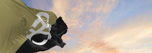 日没の曇った空の背景で暗号アナーキストの旗 パノラマビュー アナーキズムシンボル ワイドバナー用のコピースペース 3Dイラスト — ストック写真