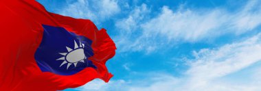 Ordu bayrağı bulutlu arka planda gün batımında, panoramik manzara. Çin Halk Cumhuriyeti. Geniş afiş afiş için boşluk kopyala