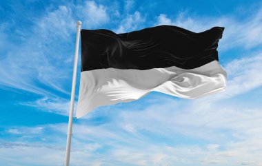 Ulm bayrağı bulutlu gökyüzü arka planında, günbatımında, panoramik manzara. Almanya Federal Cumhuriyeti. Geniş afiş afiş için boşluk kopyala. 3d illüstrasyon