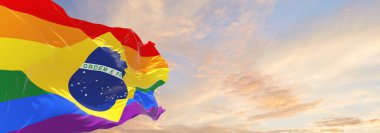 Brezilya lgbt gurur bayrağı bulutlu gökyüzünde rüzgarda dalgalanıyor. Özgürlük ve aşk kavramı. Gurur ayı. Eylemcilik, toplum ve özgürlük kavramı. Uzayı kopyala 3d illüstrasyon.
