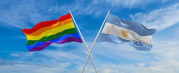 曇り空で風になびくルブトとアルゼンチン国旗の交差点 自由と愛の概念 プライド月間だ 行動主義共同体自由概念です スペースのコピー — ストック写真